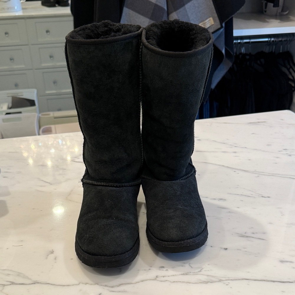 Tall classic uggs in black